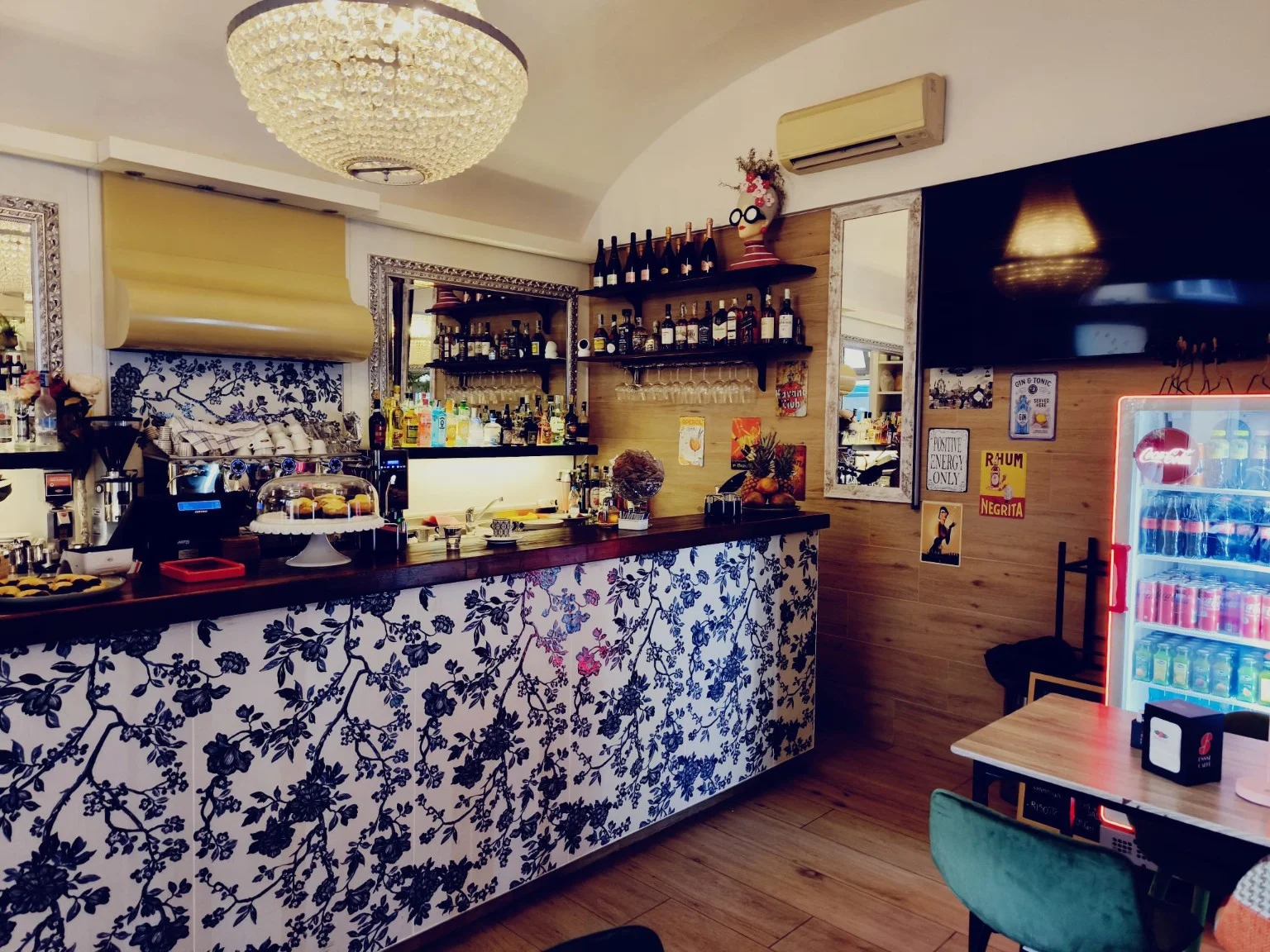 Carattere e accoglienza. Superfici decorative e toni caldi in un locale.