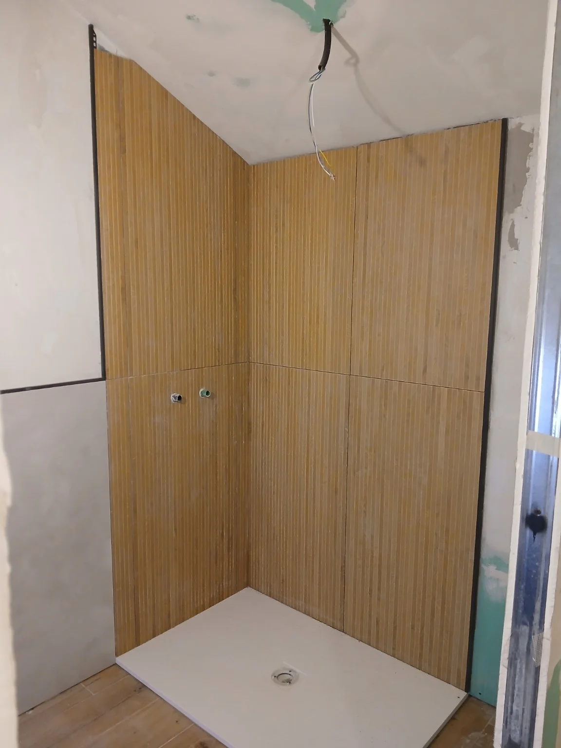 Rivestimento in legno. Lavorazione dei pannelli nell’angolo.