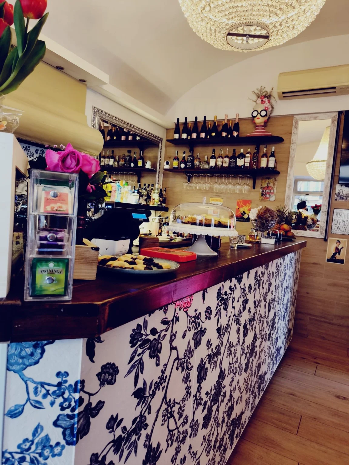 Il banco, da vicino. Dettagli del rivestimento decorativo.