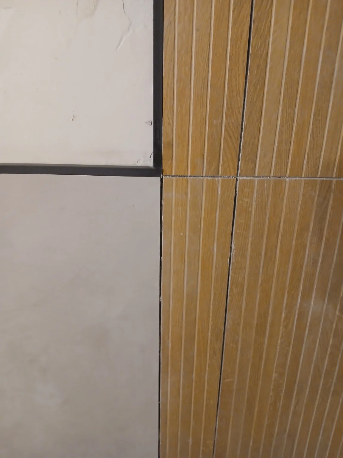 Linee verticali. Dettaglio del rivestimento e dei raccordi.