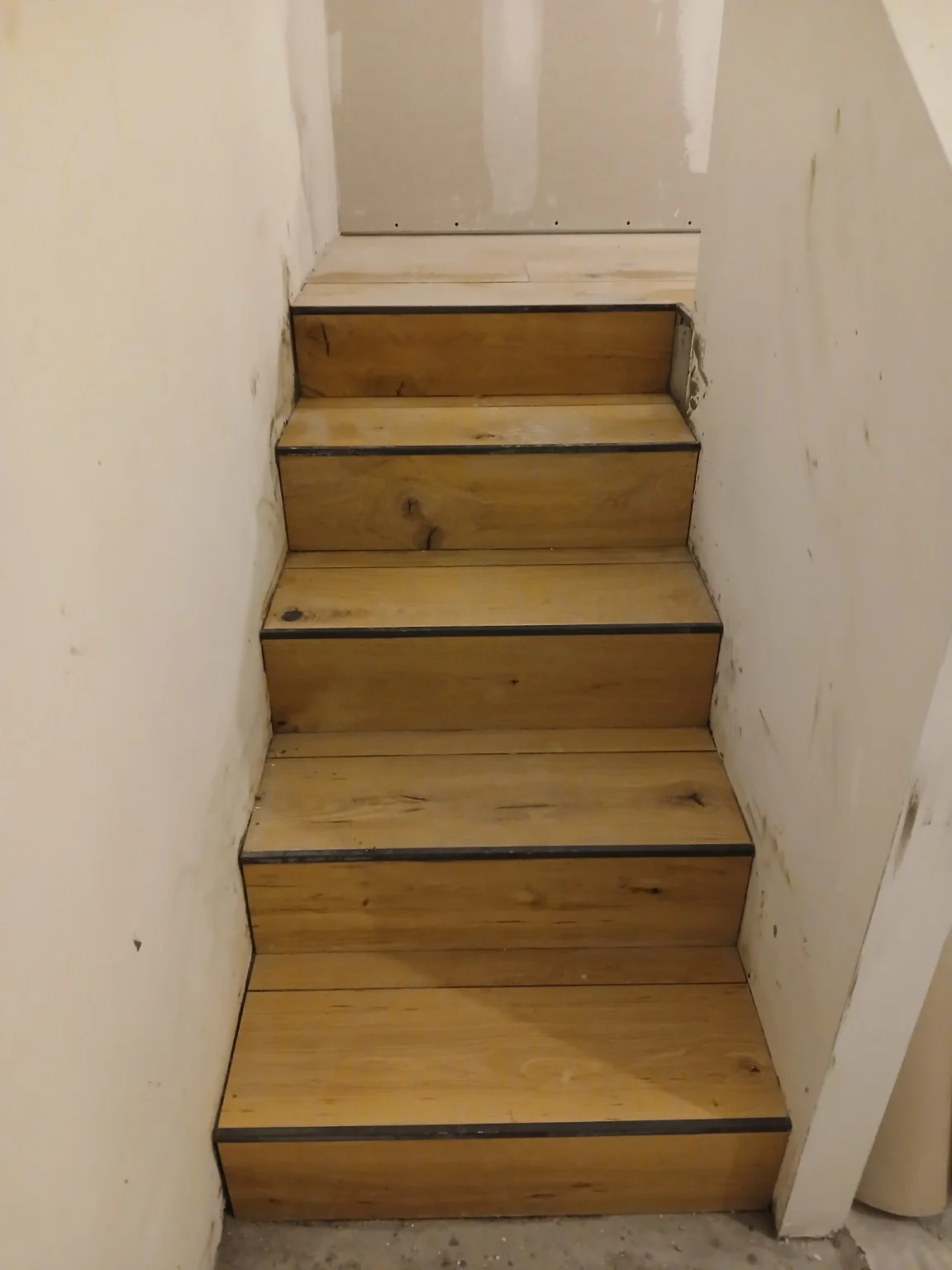 Gradini in legno. Dettaglio della lavorazione sulla scala.