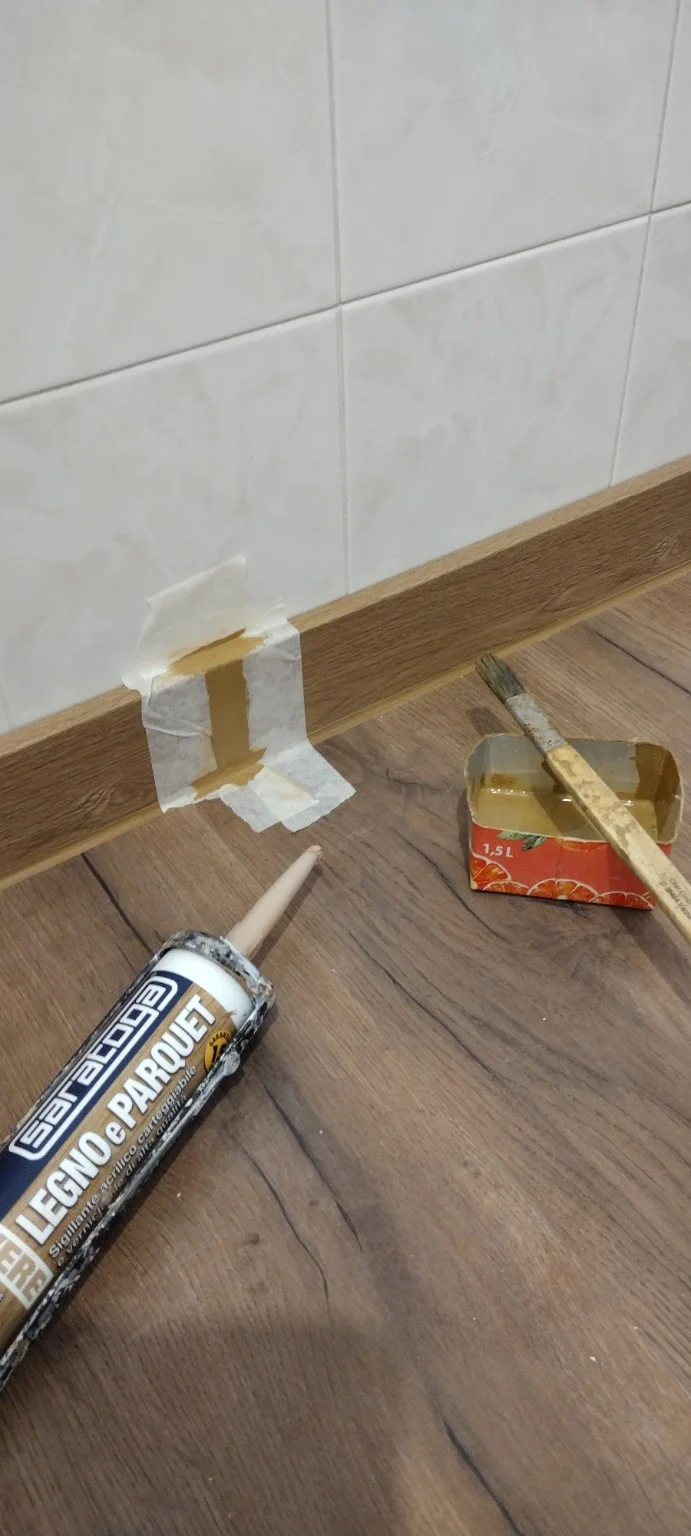 La cura dei bordi. Finiture perimetrali durante la posa.