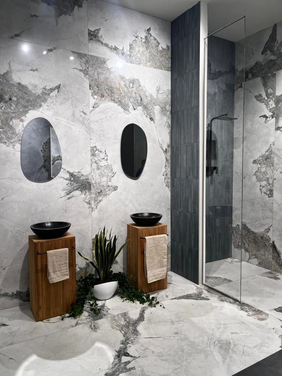 Materia e riflessi. Rivestimenti e dettagli nella zona lavabo.