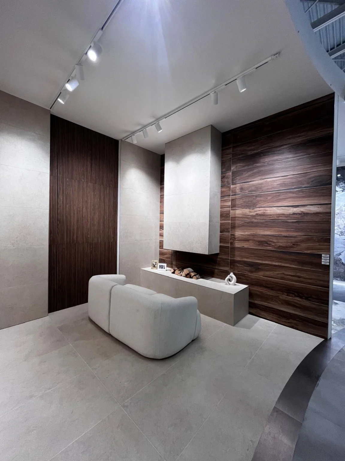 Un bagno da vivere. Geometrie, rivestimenti e illuminazione.