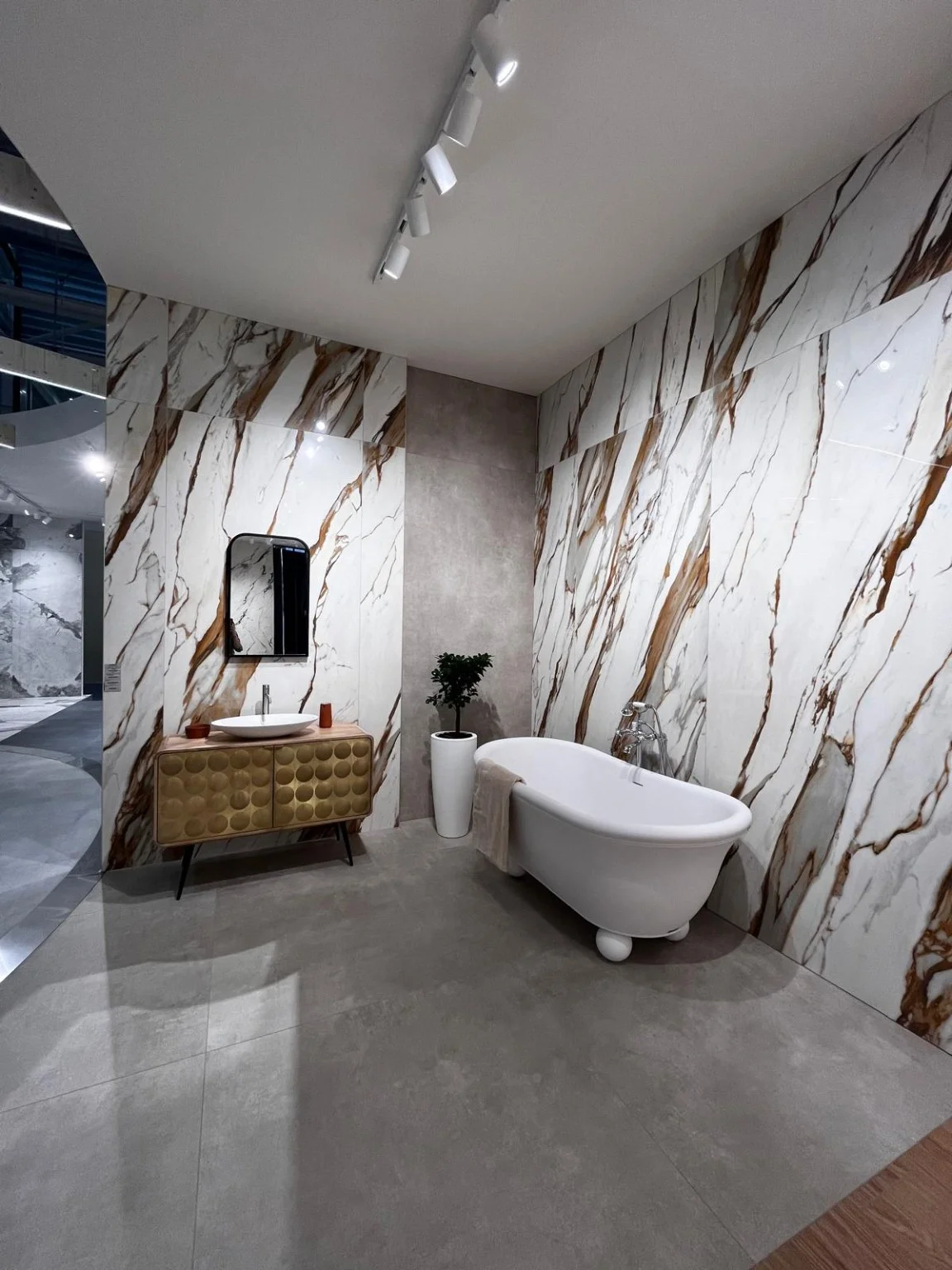 Continuità delle superfici. Vista d’insieme dell’ambiente bagno.