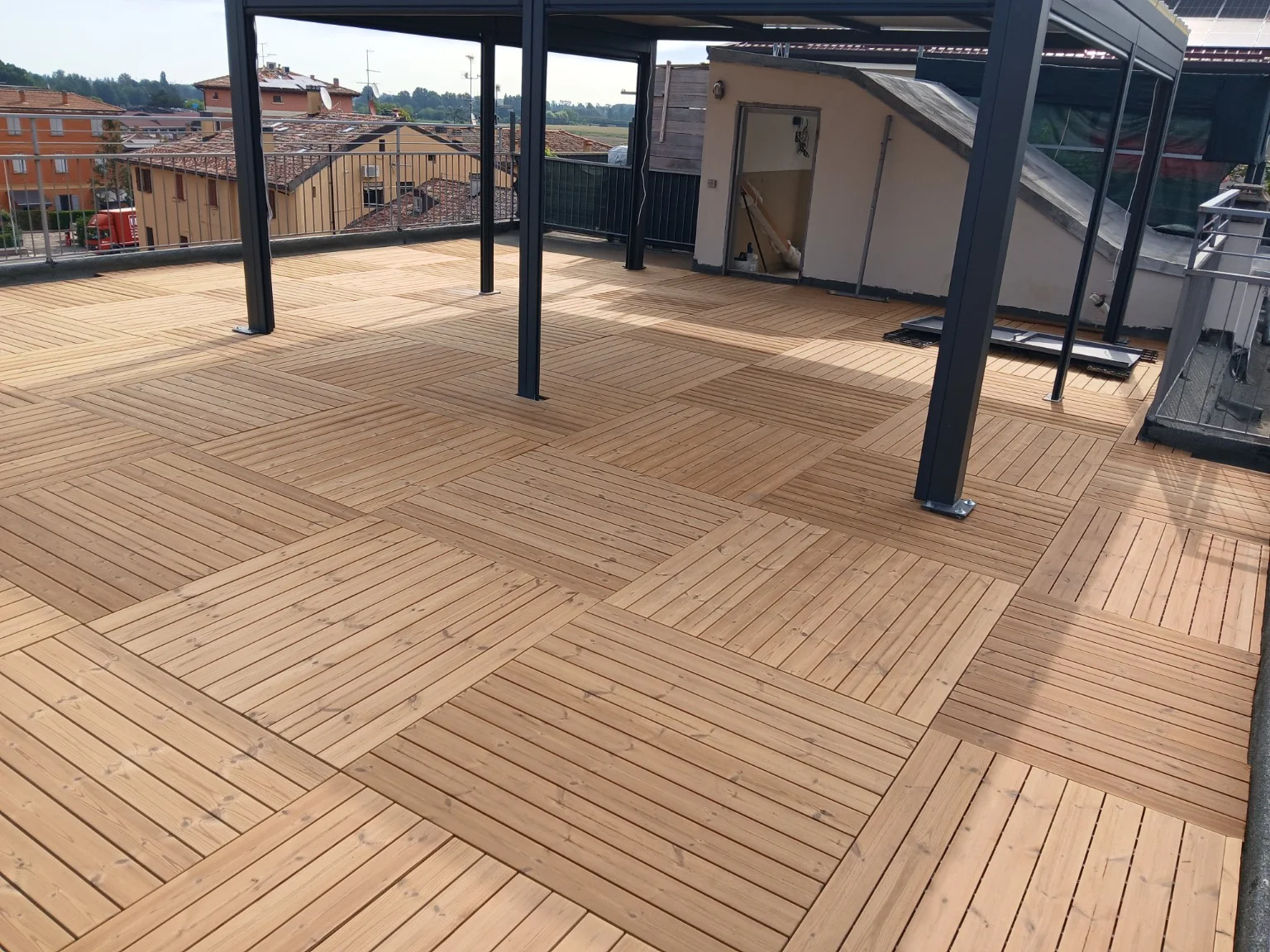 Geometrie all’aperto. Un’altra prospettiva del pavimento della terrazza.