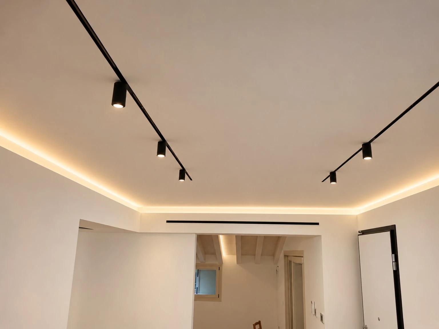 Linee essenziali. Luce perimetrale e integrazione dei volumi a soffitto.