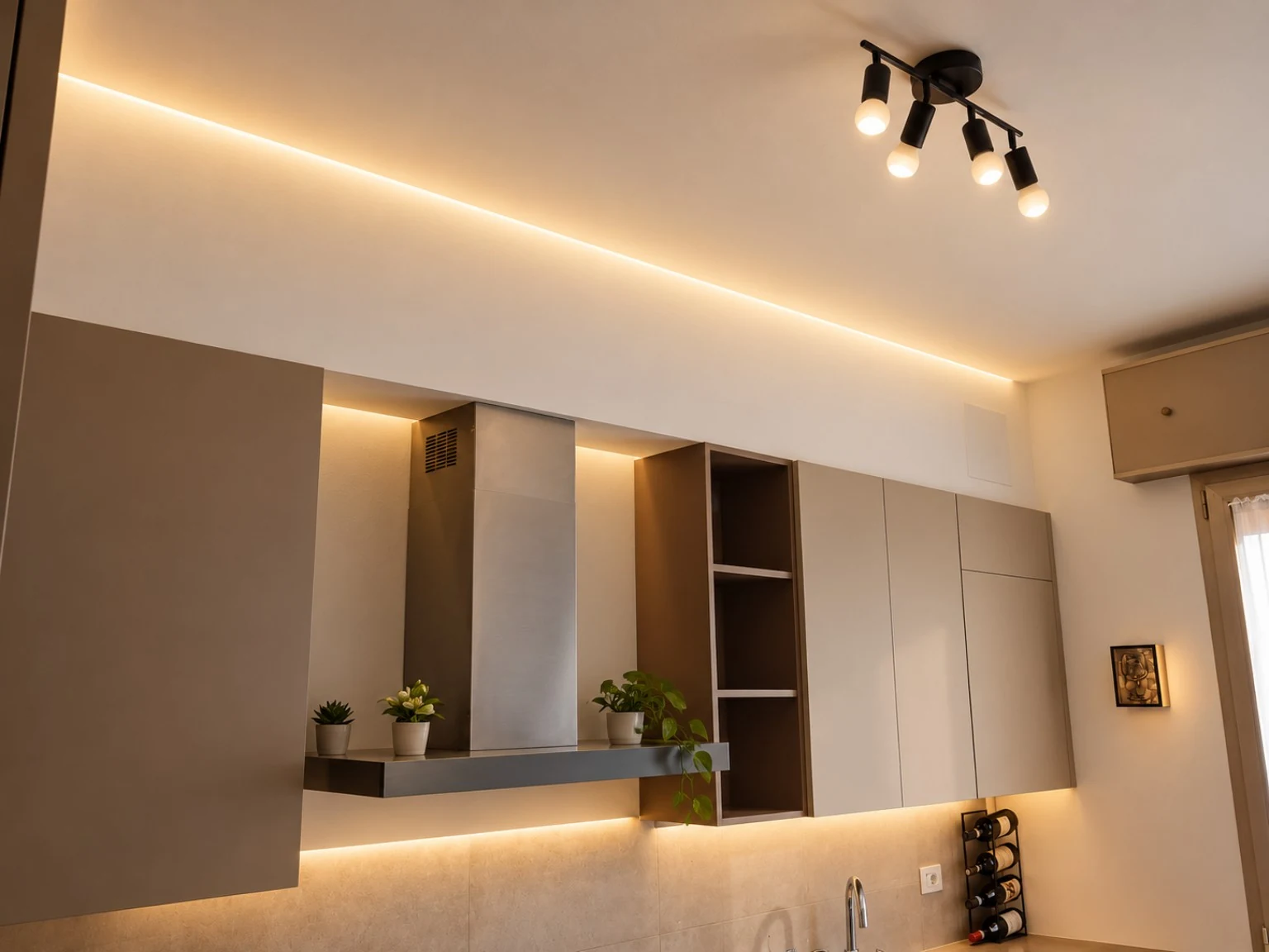 Continuità sopra gli arredi. Raccordi e illuminazione nella cucina.