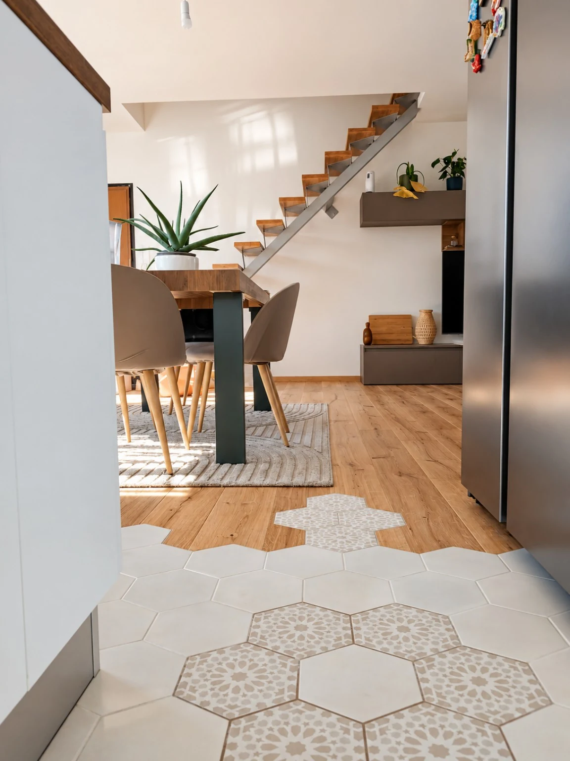 La casa, vissuta. La continuità tra cucina e soggiorno.