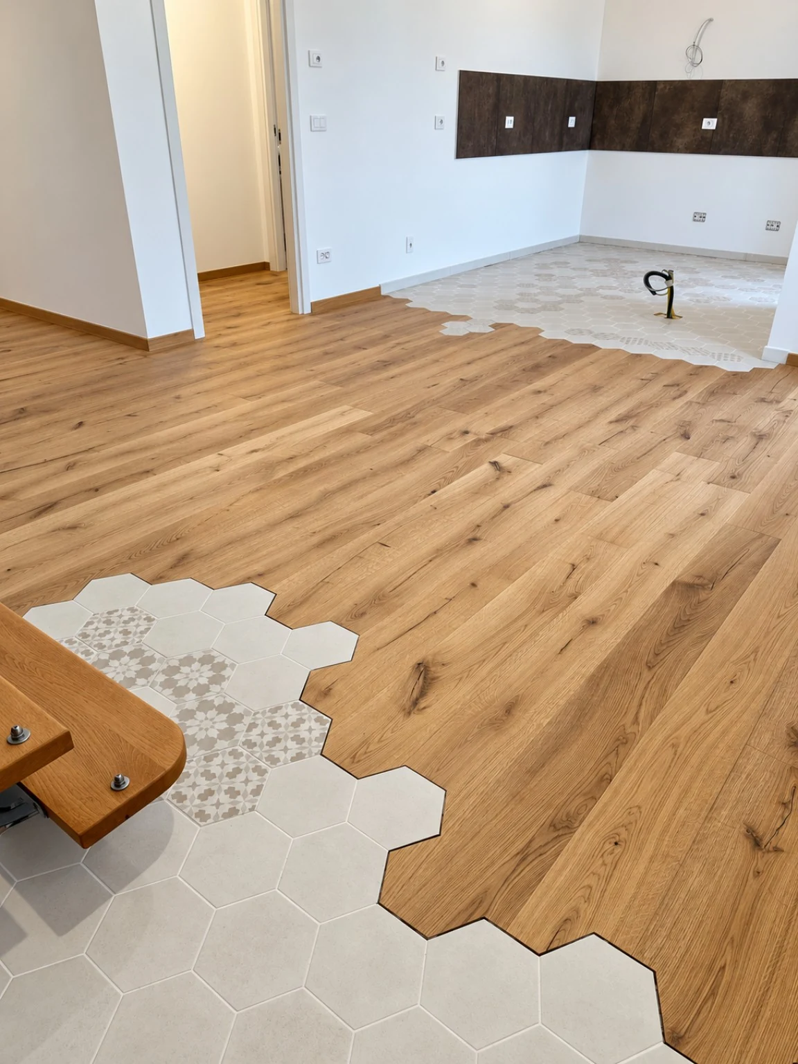 Legno ed esagoni. Vista d’insieme del pavimento misto prima dell’arredo.