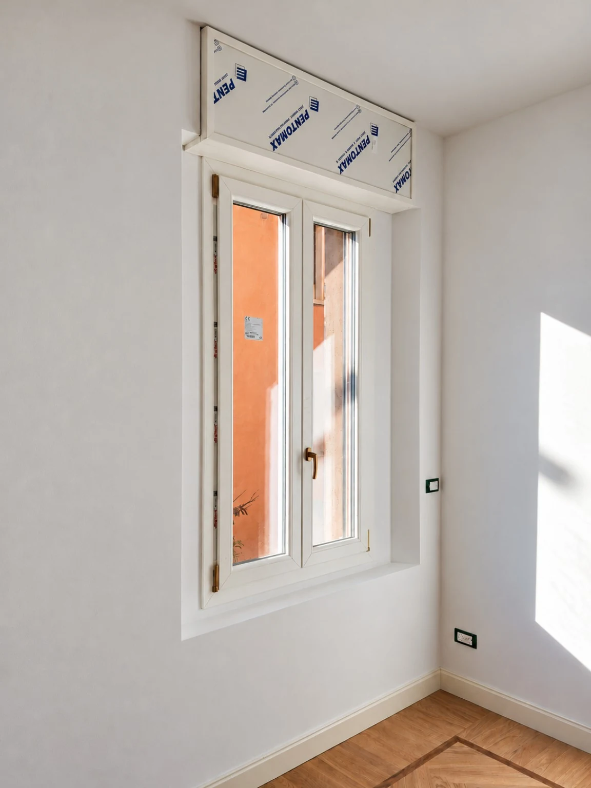 La luce sulle superfici. Pareti rifinite nella zona finestra.