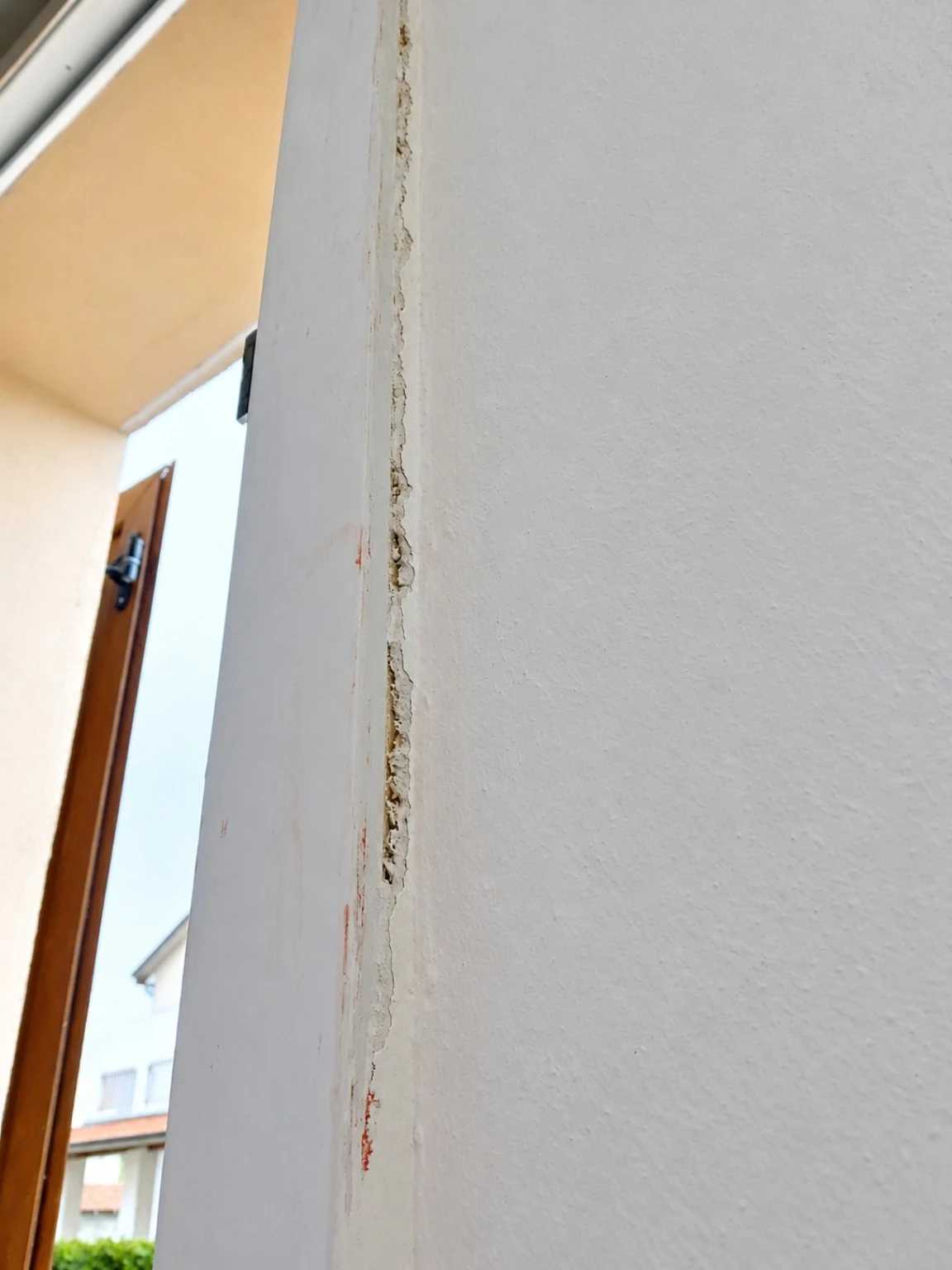 Il bordo prima del recupero. Macchie e residui lungo il passaggio.