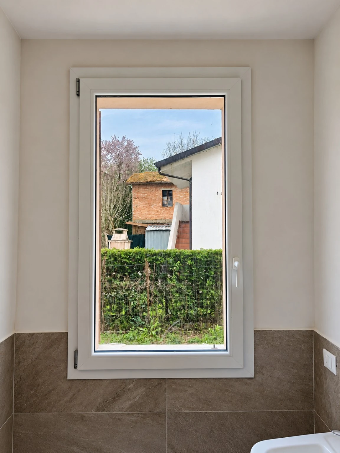 La zona finestra rifinita. Superfici pulite e raccordi curati.