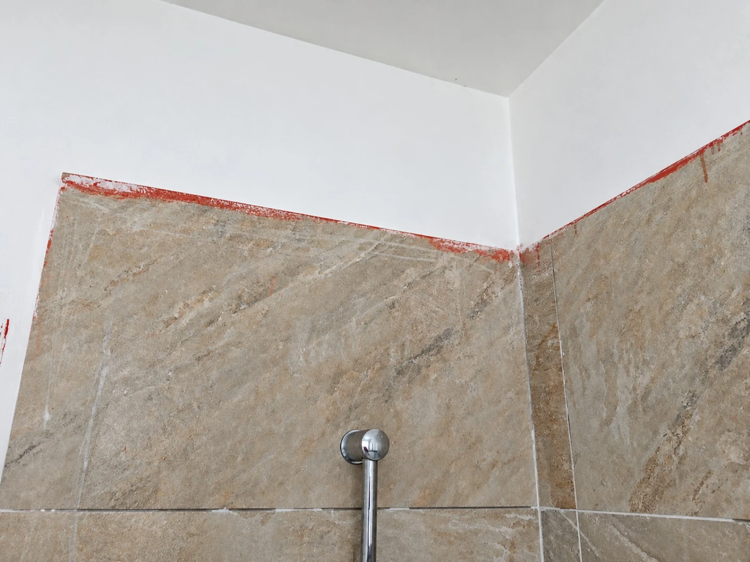 Prima della finitura. Residui di colore sopra il rivestimento del bagno.