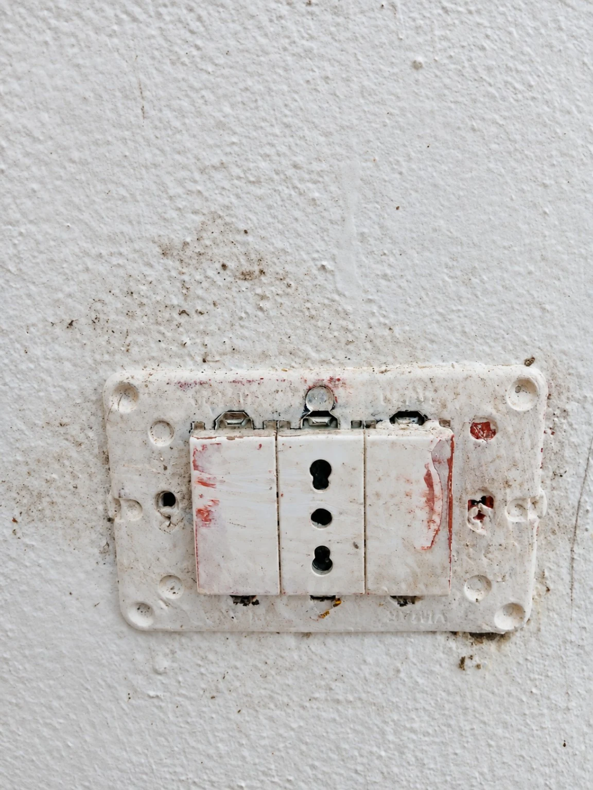 Pulizia dei punti elettrici. Residui di pittura da rimuovere: fase di lavorazione.