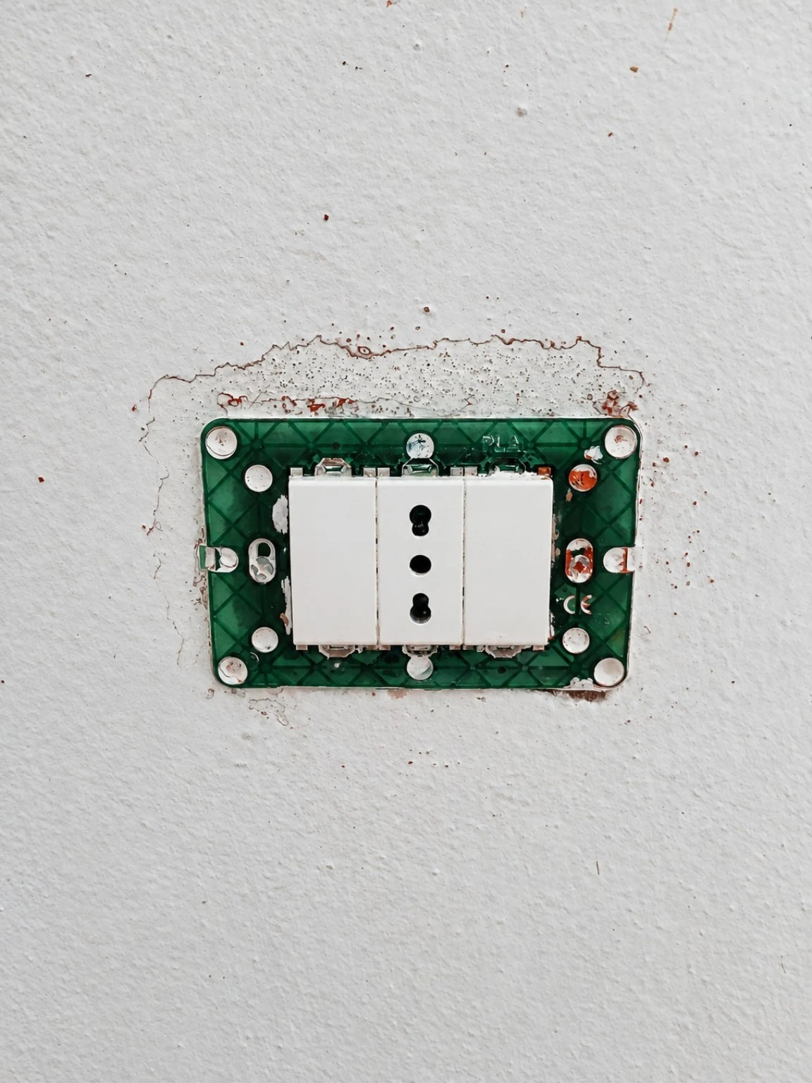 Un passaggio intermedio. Punto elettrico pulito, prima della pittura e del rimontaggio della placca.