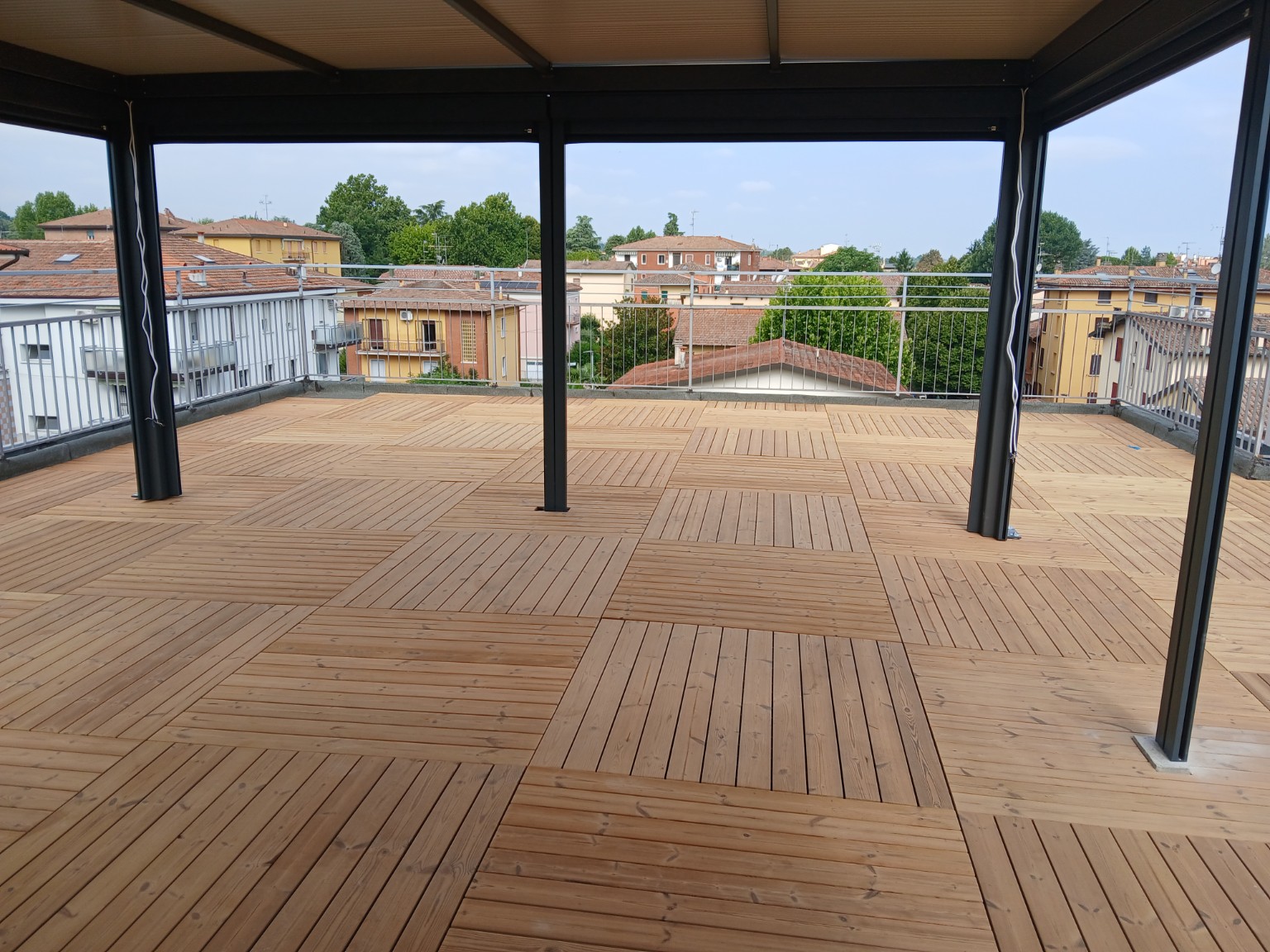 Geometrie all’aperto: Un disegno a riquadri per la pavimentazione della terrazza.